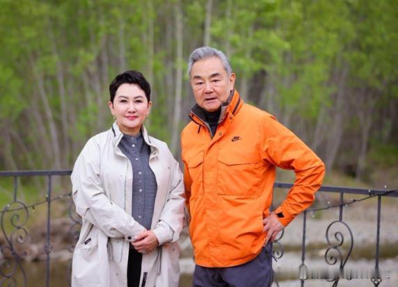 蒙古国人被中国外长帅到了！王毅和蒙古外长并肩植树的合影，在蒙古国社交媒体炸开了锅