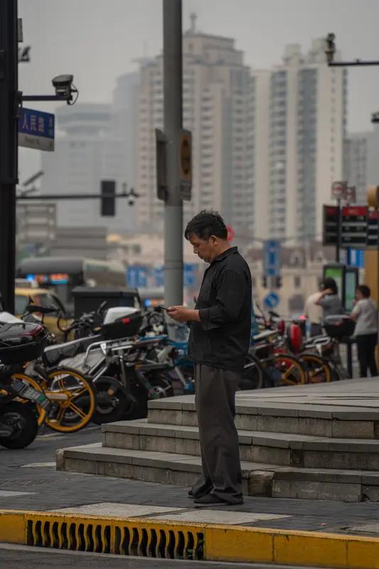 上海街头那一跪，跪出了中国年轻人最该有的模样！最近，一段上海街头的视频火了，