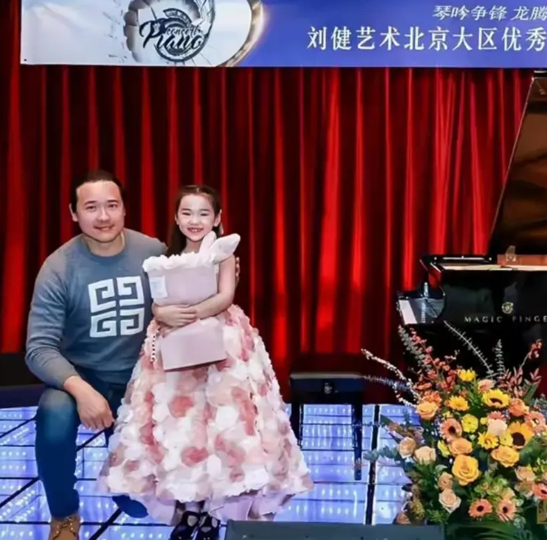 怪不得小酒窝那么活泼，那么那么自信，因为她从来不缺爱呀。虽然高云翔和董璇离了