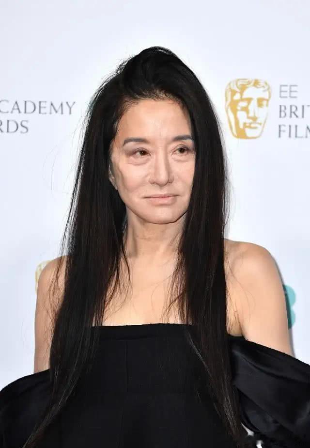77岁婚纱王后王薇薇在巴黎庆生，换掉了留了多年的黑长直，一身金发白裙太显嫩