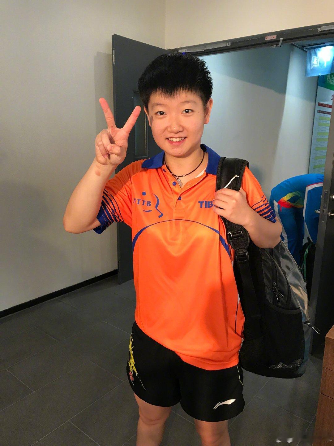 孙颖莎超可爱比耶照更新社媒晒出多张照片，祝福孙颖莎25岁生日快乐“志之所趋，无