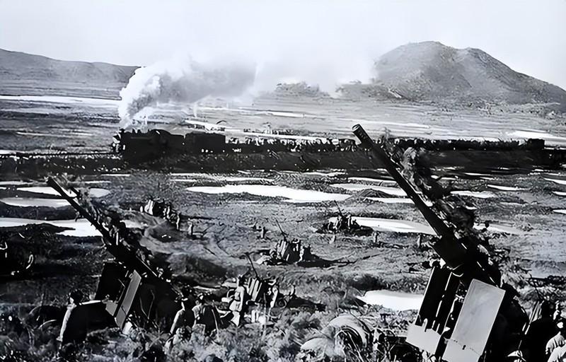 1951年，年仅15岁的新兵擦大炮时，无意间发现对面敌人阵地上有古怪的情况。他架