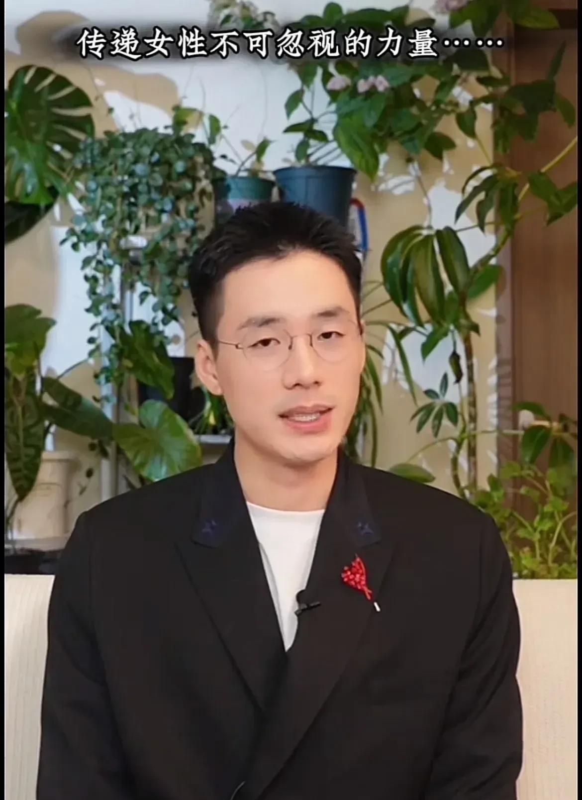 有人说，顿顿功利心太重，刚从东方甄选离职就立马直播带货。其实这就是顿顿的精明