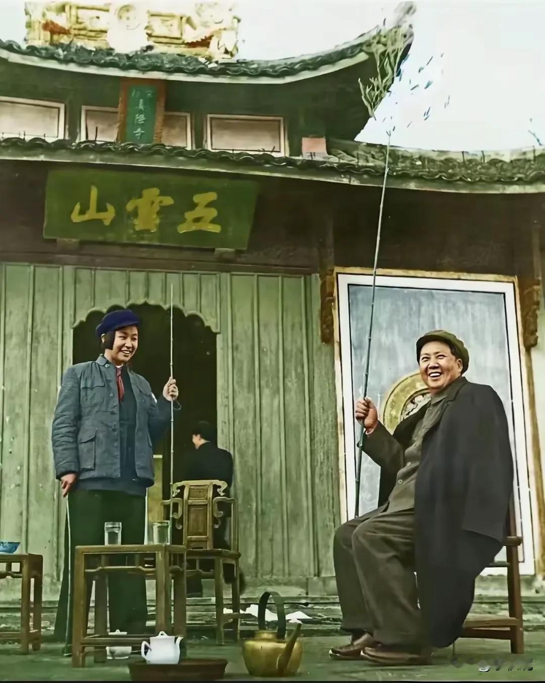 1954年1月29日，杭州五云山。父亲带女儿出去游玩，连续2个小时不歇脚，
