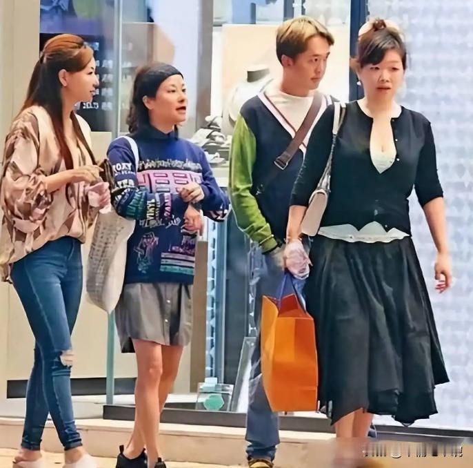 香港最怂的富二代邓兆尊，据说他守着15亿遗产躺吃了27年，利息滚到17亿。3个女