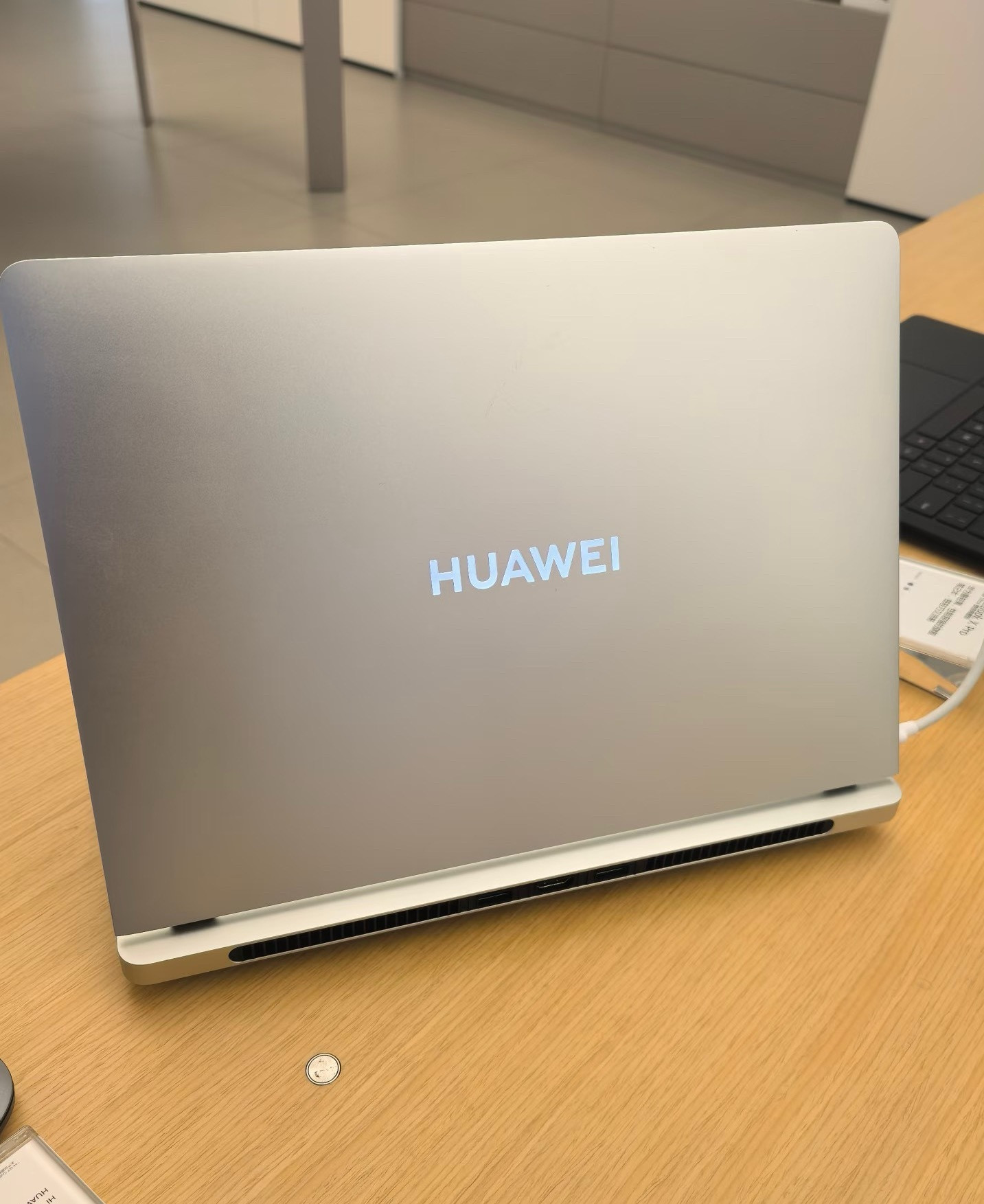华为这款笔记本还有Windows系统嘛？想入手这款电脑送给男朋友，但是店员说只有