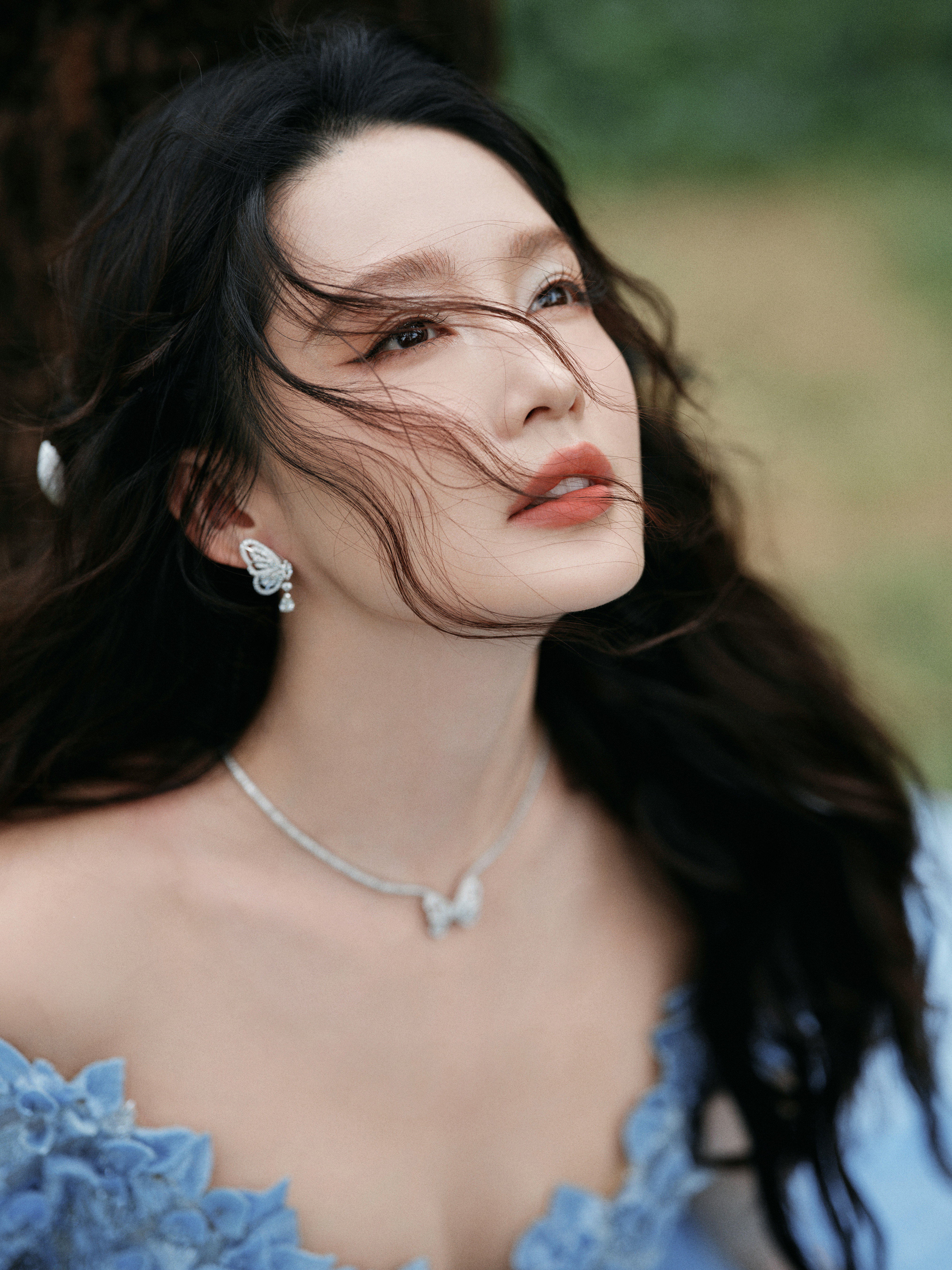 李沁一袭冰蓝长裙似海浪凝就的梦，将海岛的浪漫与裙裾的翩跹，写成一首关于夏日与优