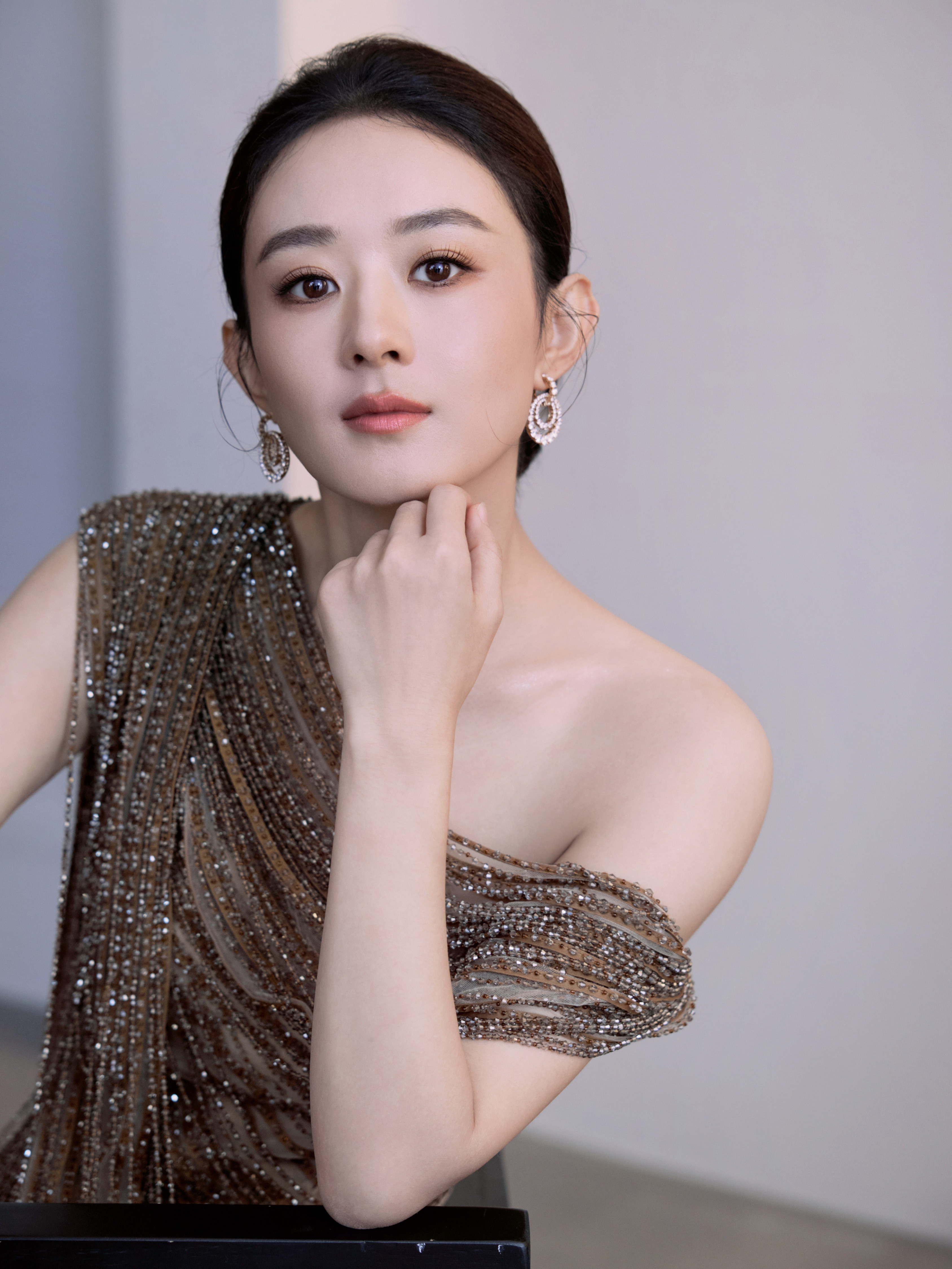 赵丽颖今日出席科兰黎品牌直播造型，身着CongTri2026春夏系列斜肩串珠