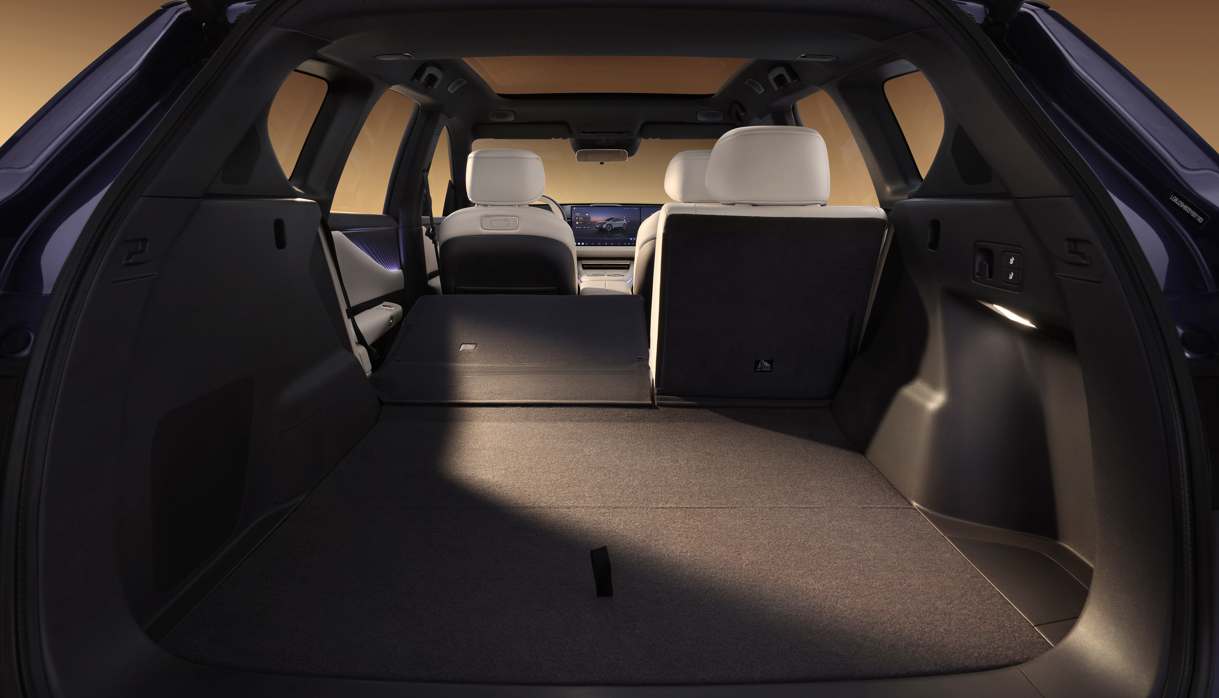 把我都看乐了，东风日产NX8可太会整活儿了，后排直接顶了个榴莲重点是头顶富裕得还