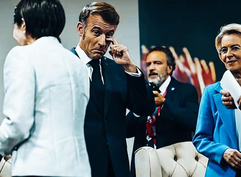 马克龙这姿势和表情挺有意思啊！这表情是想传达什么意思呢？这手在揉眼睛，是眼睛