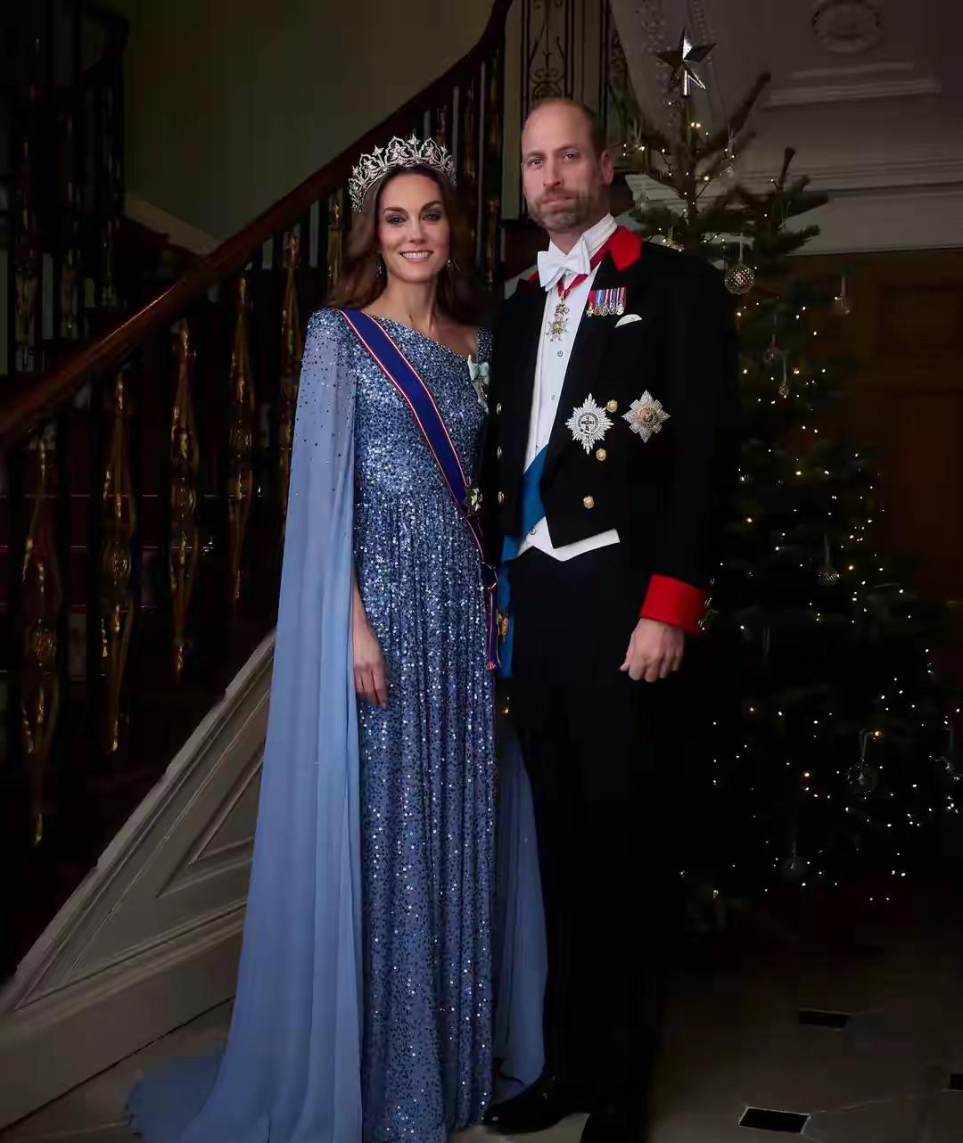 在这次欢迎德国总统夫妇的国宴上，凯特王妃的造型再一次的刷新了我们的眼睛。身穿蓝色