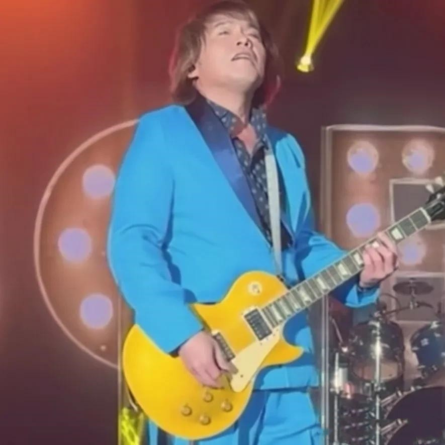 陈奕迅：唉~50多了，唱不动了。伍佰：你真唱啊？陈奕迅：难道你假唱？