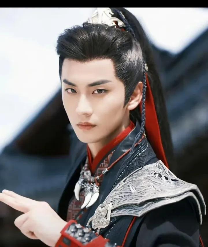 陈鑫海和丞磊做为现在娱乐圈的当红炸子鸡。这两个人的长相也有几分相似，都是微微上挑
