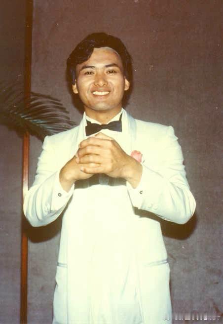 年轻时候的周润发