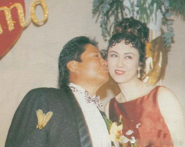 洪金宝结婚照，他的新娘貌若天仙，现在他老婆依旧貌美如花。爱人如养花，他是真爱她。