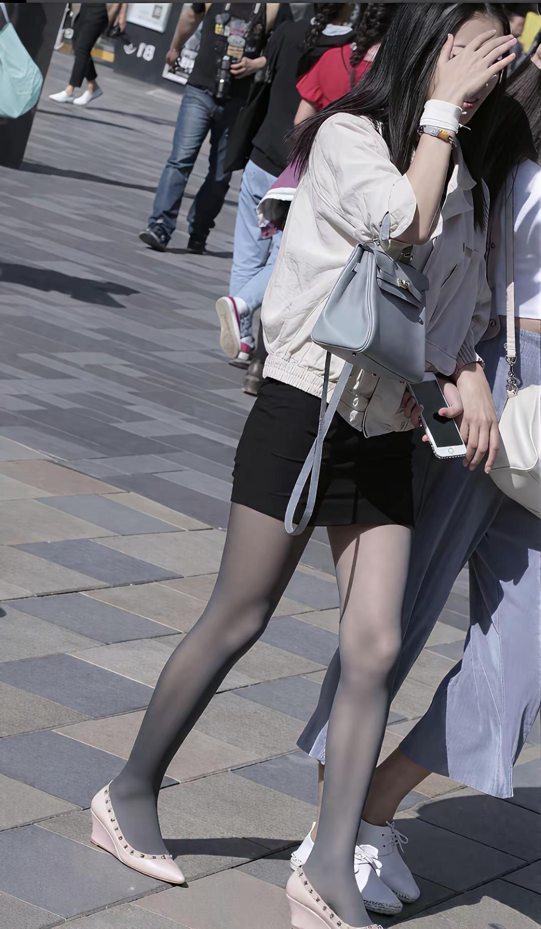 这是灰丝吗兄弟们？穿搭高雅气质美女微胖丰满性感女神街拍黑丝袜美腿黑丝美