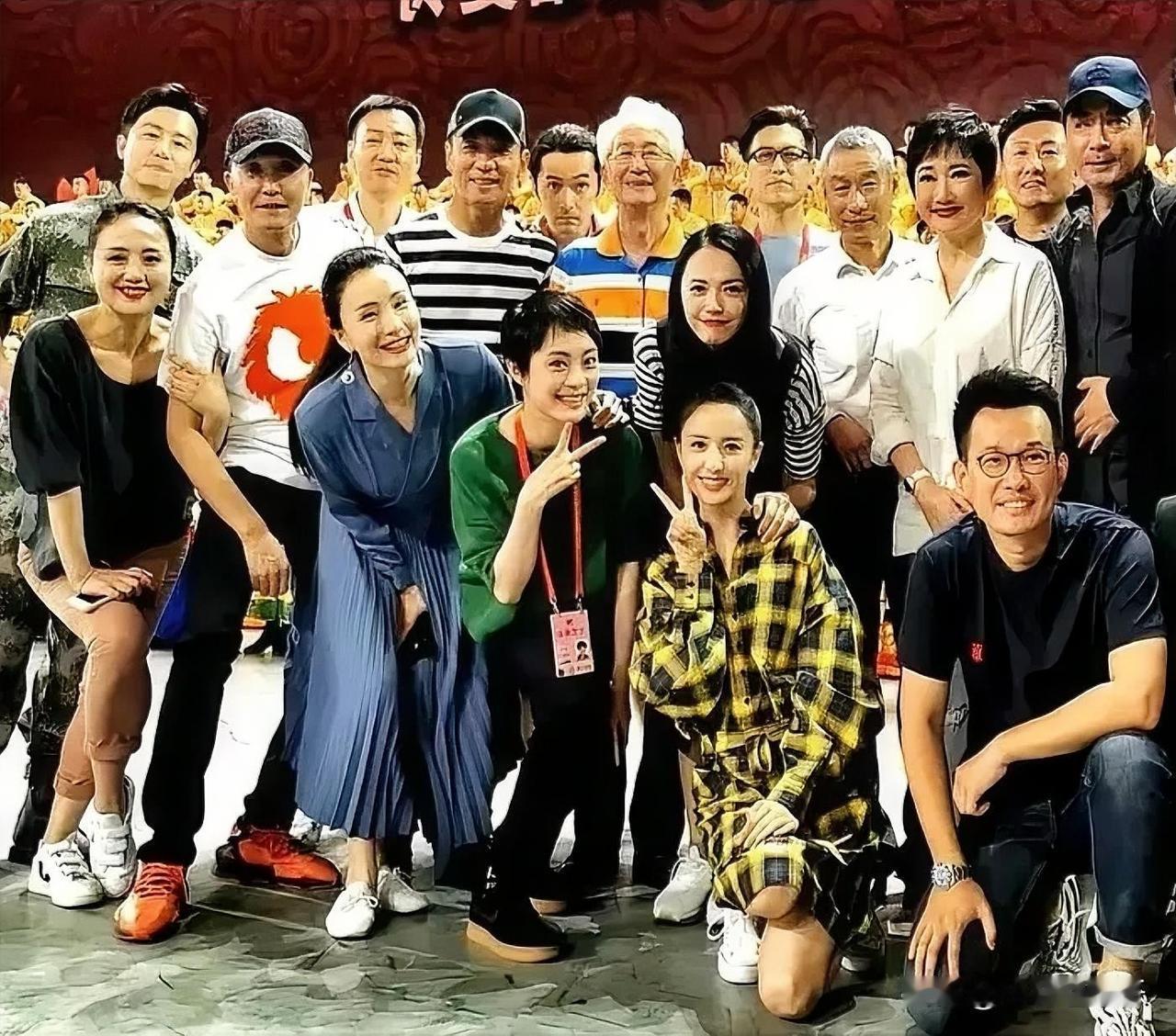 一张演员的集体大合影，一眼就看到了辛柏青、胡歌和靳东，五位美女也是一个比一个靓，