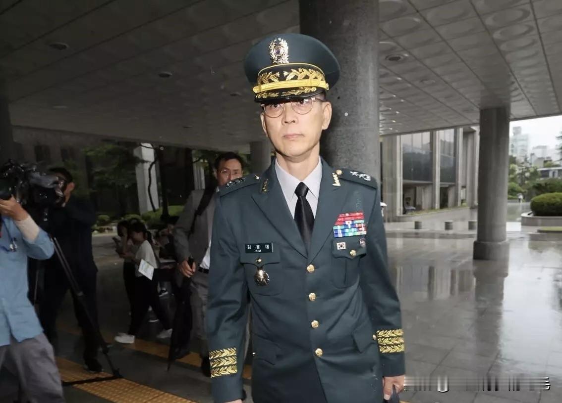 17日，韩国特别检察组就“平壤无人机投放”疑云，以嫌疑人身份传唤无人机作战司令官