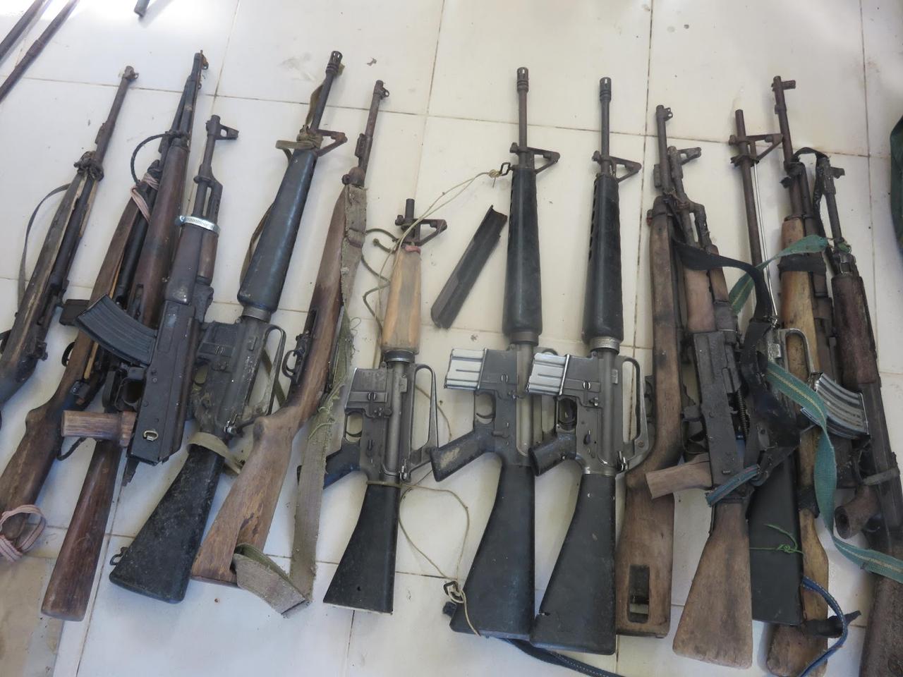越南KonTumProvince省公安收缴的轻武器，M16A1M1卡宾枪