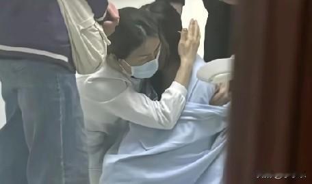 近日，浙江杭州某医院里，一女生的爸爸没能抢救过来，女生情绪崩溃，跪求医生不要拔呼