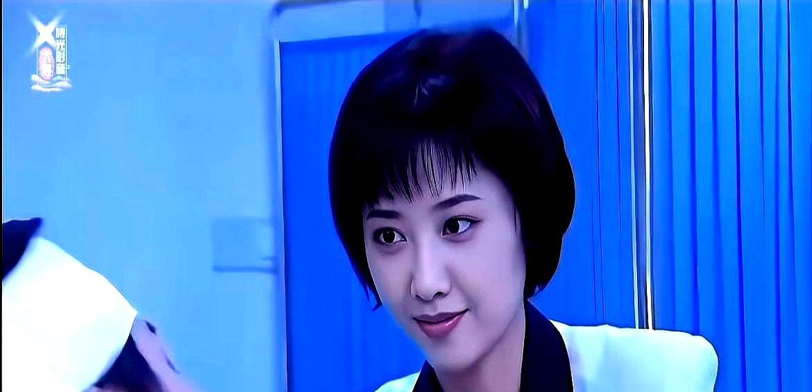 51岁朱琳吻25岁陈思诚镜头里，她风情万种，他青涩生涩。2003年《红与黑