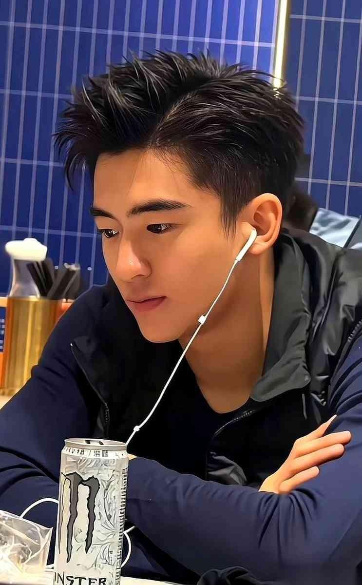 谢霆锋和张柏芝的儿子被人说长得不好看。那可是当年各自统一了审美的两张脸，生出来