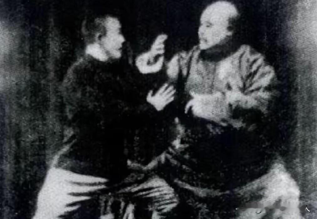 当年，霍元甲挑战皇宫第一高手李瑞东，李瑞东对他说：“我站在这里让你打三招，如果你