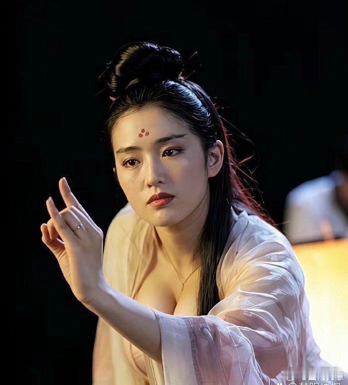 巩俐与林青霞的经典同框堪称港片封神名场面，时至今日依旧难以被复刻。一人明艳风情，