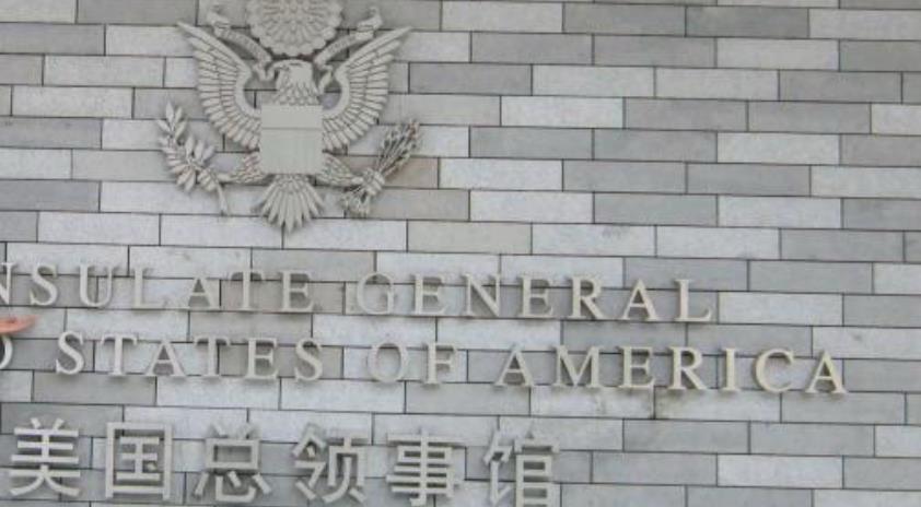 美国在全世界的大使馆里，除了中国大使馆门口岗位上没有佩戴枪支，其他全世界的这么多