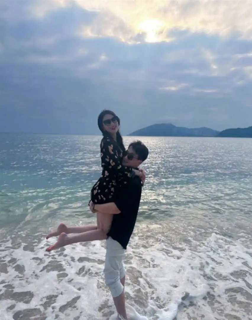 38岁的何捷携张馨予为战友送新婚祝福，头发比结婚那会长了点，老了不少，气场却仍很强！​
