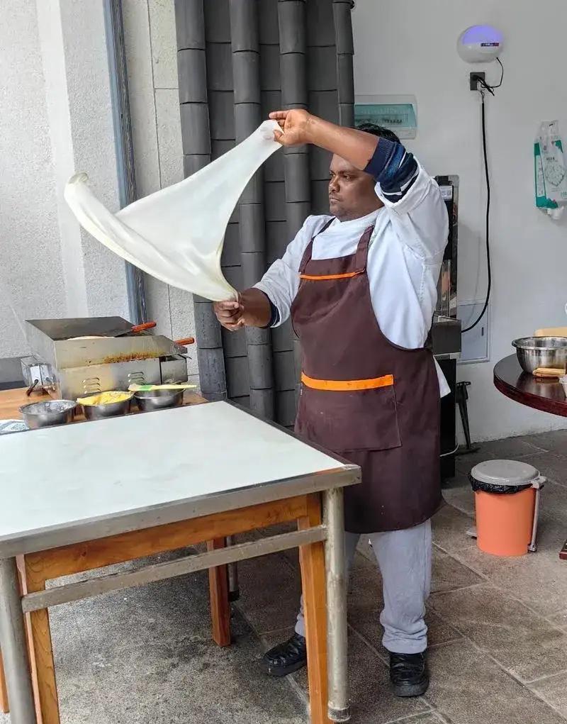 上海那家印度飞饼店，黄了。听说开业即倒闭，一天都没撑过去。我都能想象到那个印度