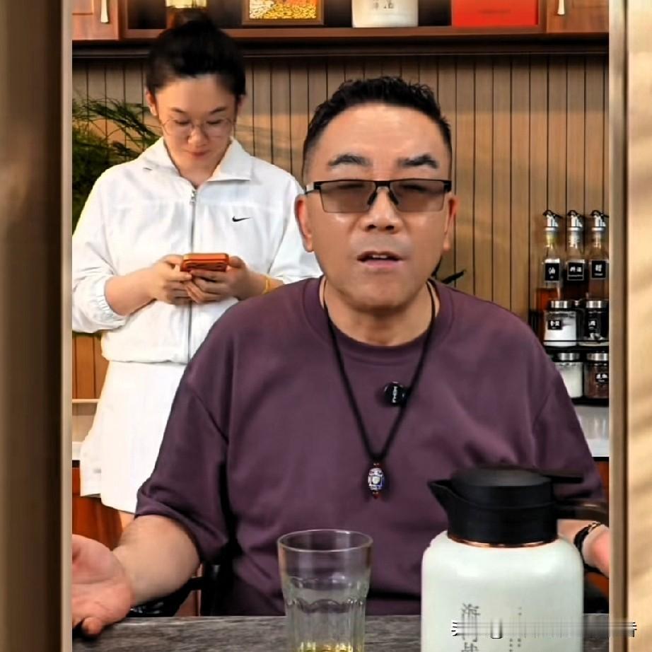 相声演员都自带语言幽默体系，杨议在直播的时候影射郭德纲，他是这么说的：“他现在穿