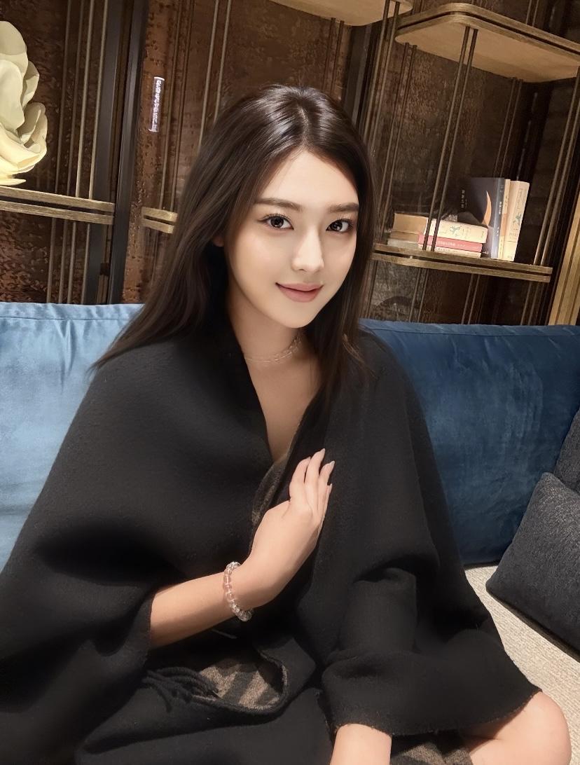 知性优雅气质的女人[比心][比心][比心]优雅黑纱，时尚都市风，尽显女性魅力！