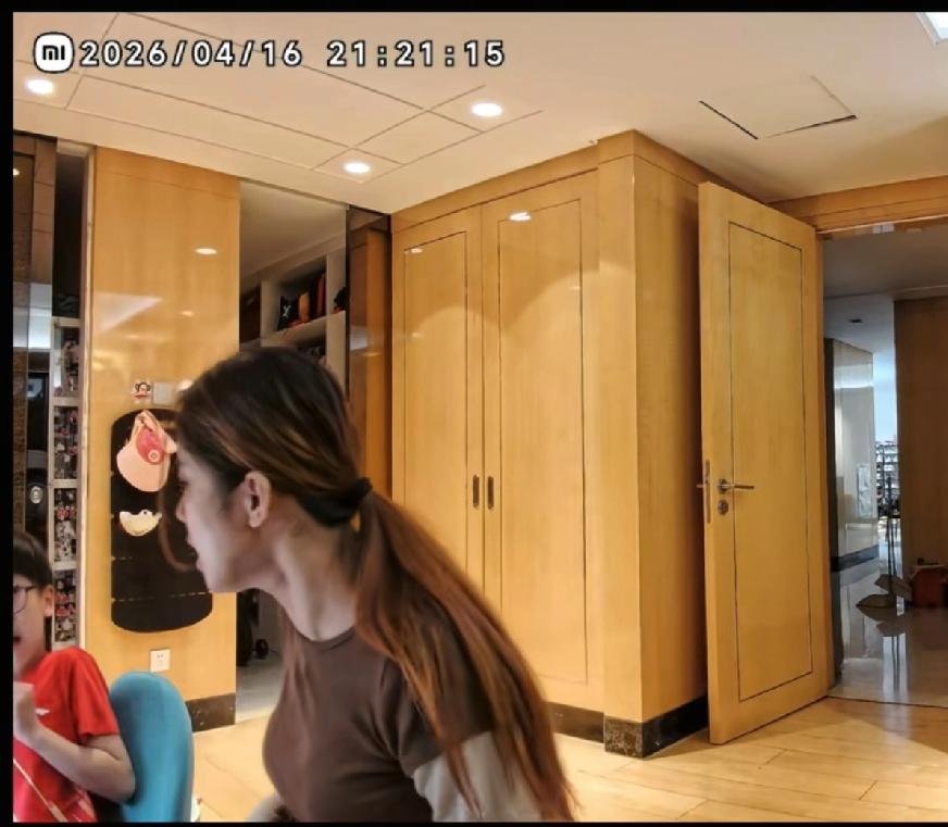 现在一年级的题也太难了，有多少家长看到梁靖崑老婆给儿子辅导作业奔溃的视频，想到了