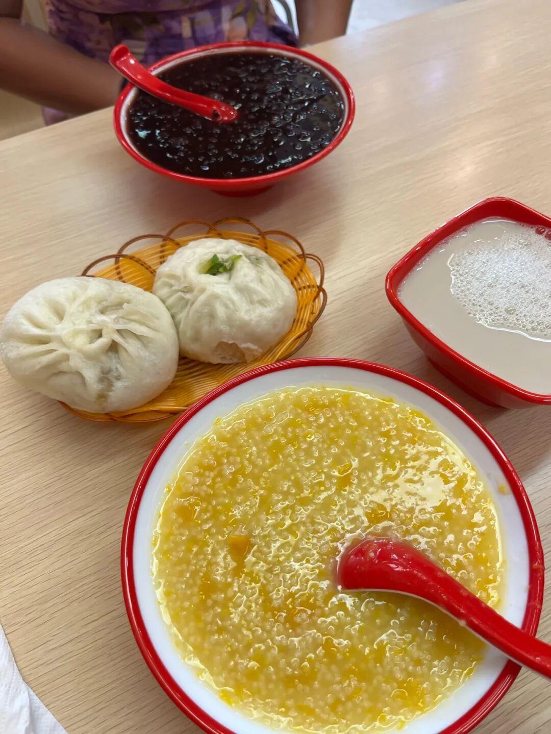 “穷鬼三件套”这个说法最初在洋快餐领域流行开来，它指代的是那些价格实惠且能让人吃