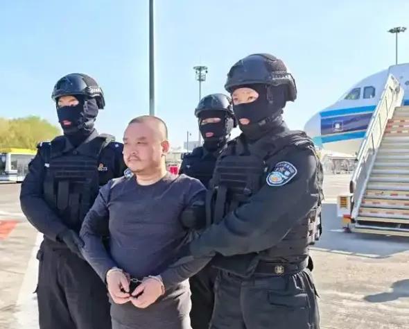 只要违法，就难逃法网4月1日，在柬埔寨金边，一场跨国执法合作收获了实实在在的