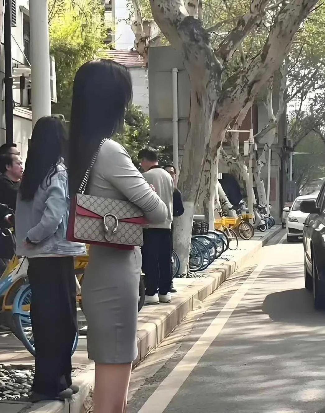 练过健身的都知道，这叫骨盆前倾