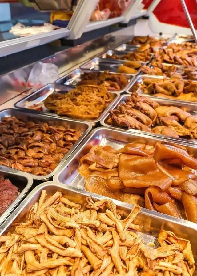 现在街边的卤味店真是越来越冷清了，我观察了好久发现主要问题出在价格上。随便切
