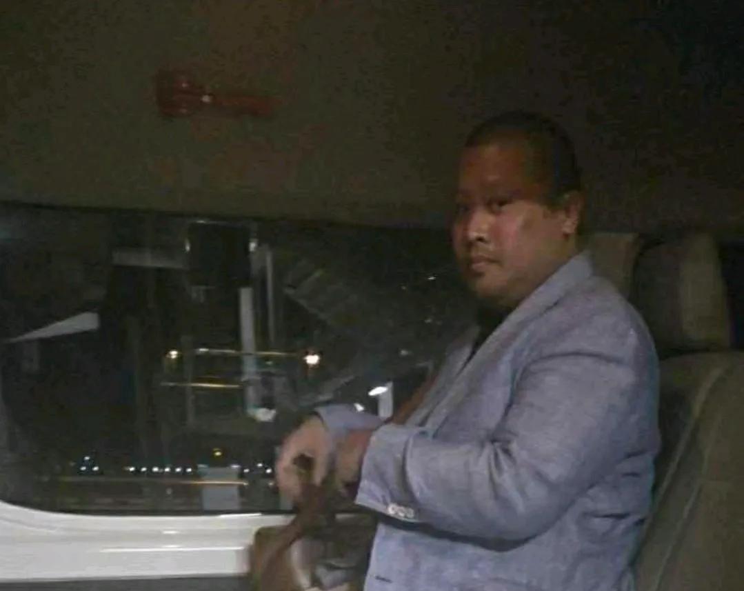 二王子被驱离细节曝光！这也怪不了他爸了。英国有个比较有名的记者安德鲁近日比较详
