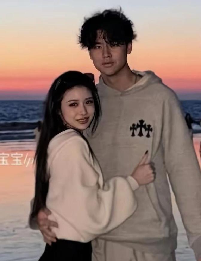 汪峰的大女儿小苹果这丫头，20岁生日刚过，就在英国留学地儿上公开了和男朋友的甜蜜