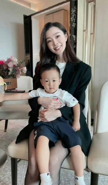 宋轶不是还没结婚啊，怎么小孩都这么大了？​​​