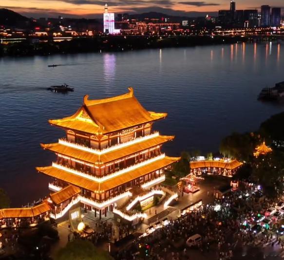 长沙地标闪闪惹人爱长沙的夜从不让人失望——橘子洲的晚风、解放西的霓虹，7月中下旬
