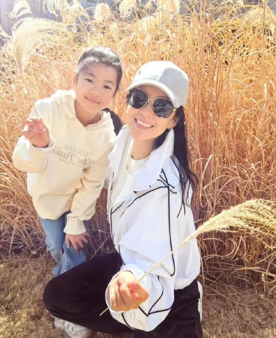 章子怡陪儿女过六一，醒醒和妈妈共用一张脸！6月1日，演员章子怡深夜发文，一看内