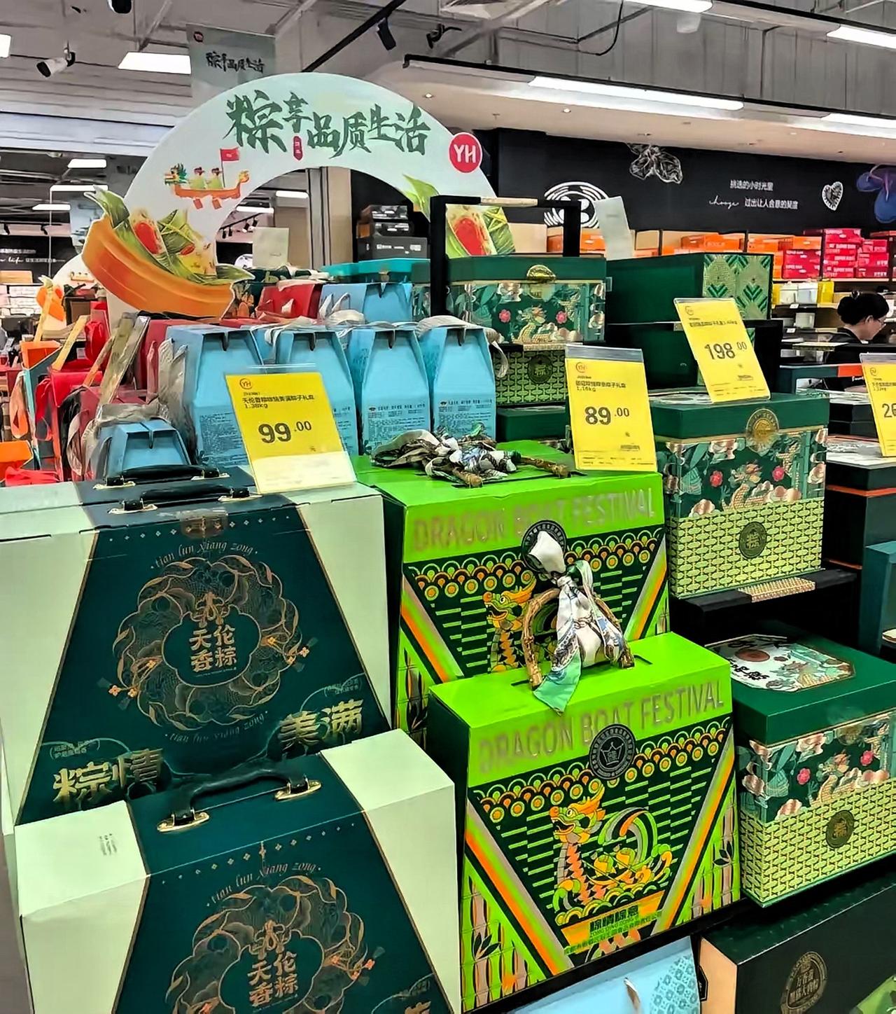 今年端午咋这么“反常”？超市粽子堆成山，年轻人却蹲菜市场学包粽子！1.超市