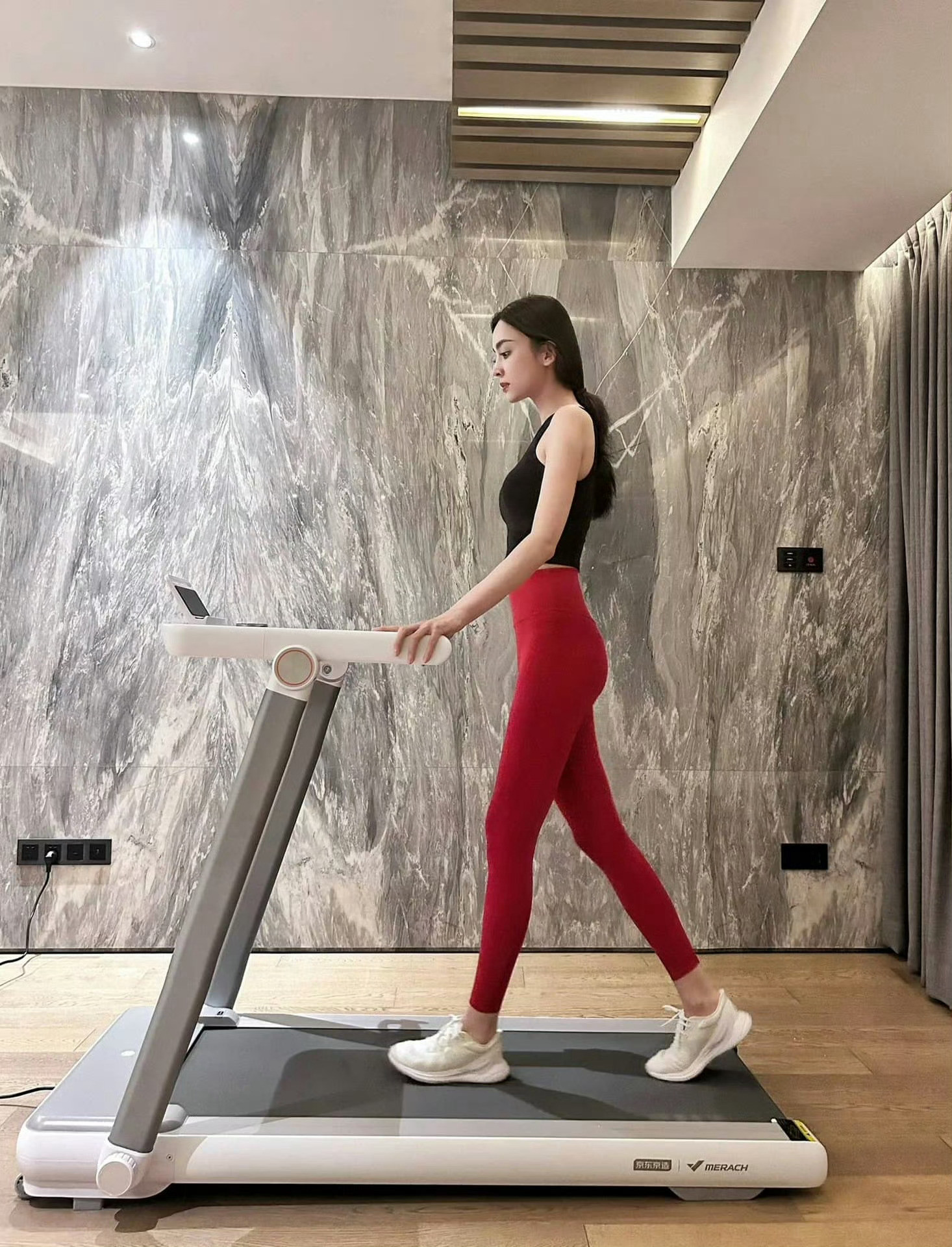 古力娜扎专注健身，展现优雅力量感[点赞]​​​