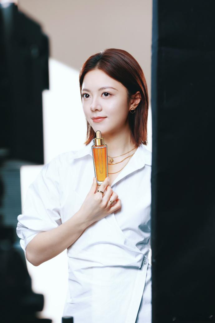 赵今麦好干练的造型好干练的赵今麦今天这组图我直接存满相册，太心动了