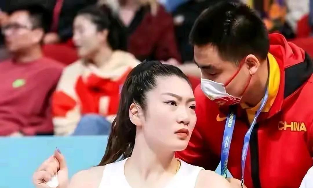 李梦未能入选国家队是好事。这些天大家边看女篮热身赛，边议论李梦未能入选
