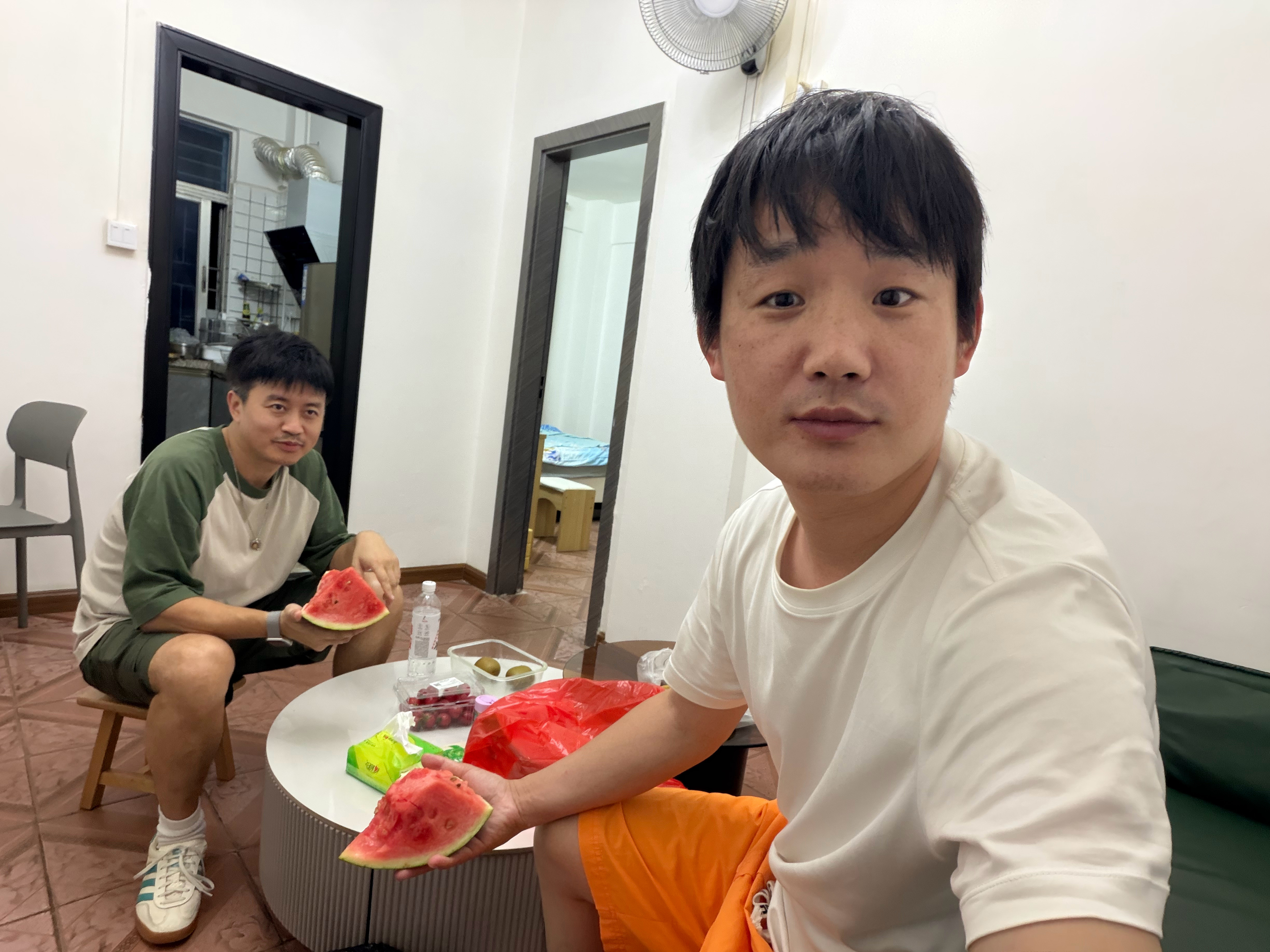 同事羊大哥来看我，还带了水果，他住附近，有时间的话，可以斗地主深圳·前进村市场