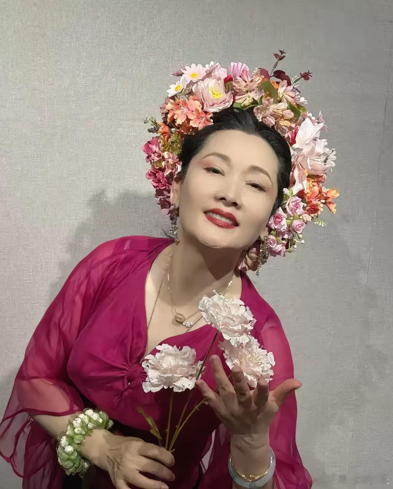 真相大白了，柯淳回应用脚踹何赛飞的箱子，何赛飞盖住摄像头，突然哭起来，是因为那个