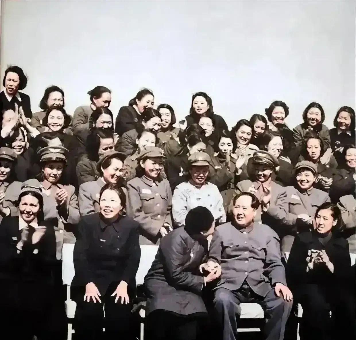 三个经典幸福镜头！图1，英雄母亲握着伟人的手，高兴的合不上嘴。图2，一中队战